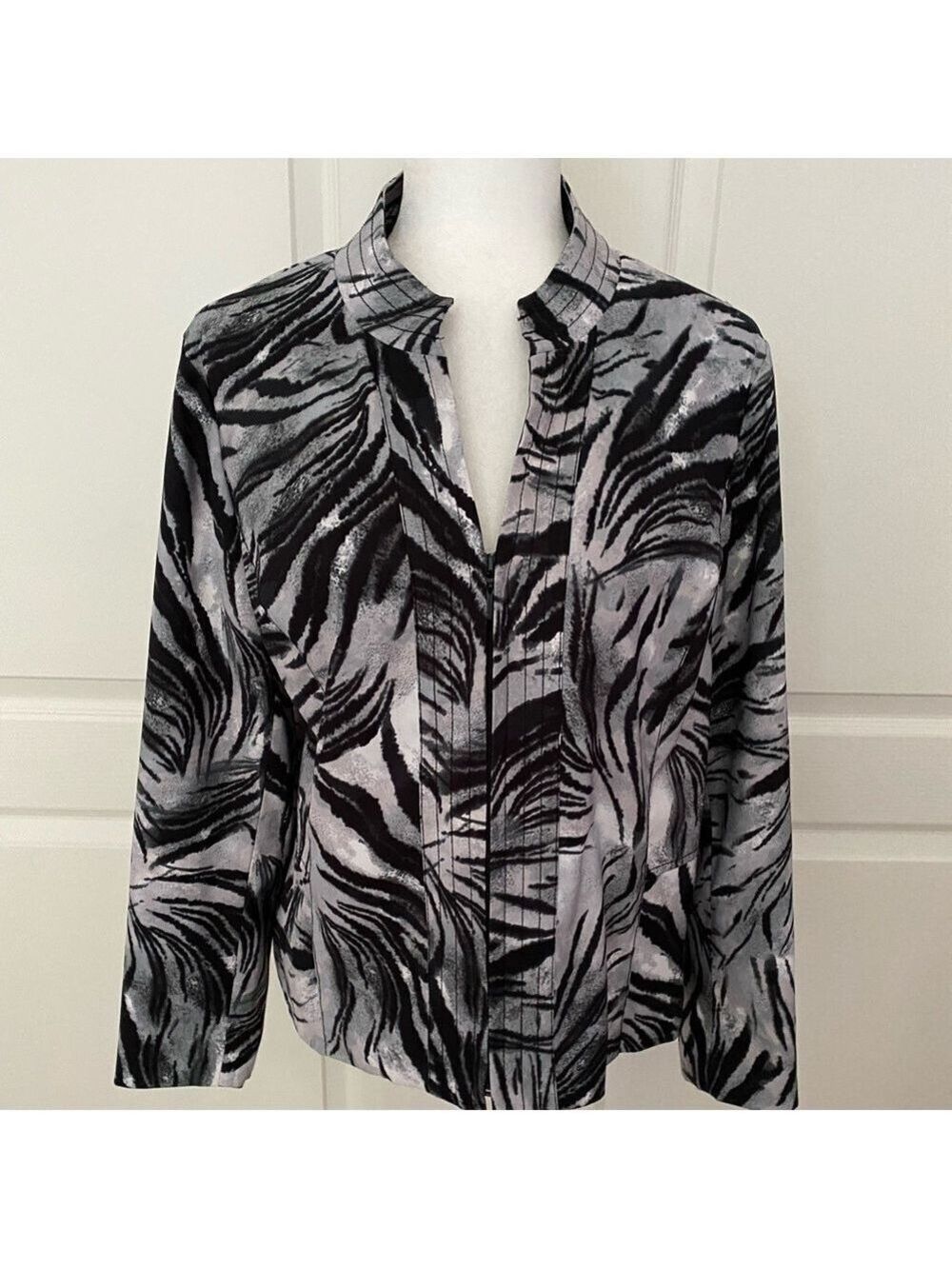 Molly & Maxx Zebra Print Zip Jacket L Petite – Bold Monochrome Statement Piece - Picture 2 of 9